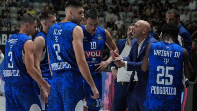 Trener buducnosti pred mec sa megom.jpg