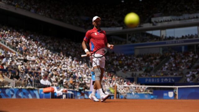 Novak-DJokovic-napada-stotku-kod-kuce.jpg Novak djokovic napada stotku kod kuce.jpg