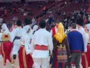 OVO JE SRBIJA! Ameri gledaju i ne veruju šta se dešava zbog Nikole Jokića usred Amerike (FOTO) Ovo Je Srbija Ameri Gledaju I Ne Veruju Sta Se.jpg