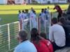 Uleteo na teren, pa zavalio šamarčinu igraču Zvezde! Uleteo na teren pa zavalio samarcinu igracu Zvezde.jpg