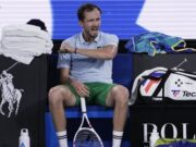 UZELI MU SVE! Danil Medvedev ne može da veruje kako je kažnjen zbog niza incidenata na Australijan openu 2025 УЗЕЛИ МУ СВЕ! Данил Медведев не може да верује како је кажњен због низа инцидената на Аустралијан опену 2025