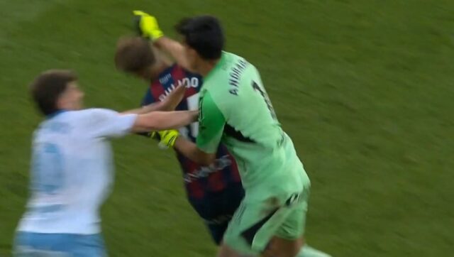 Golman odelpio na mecu poceo sve da bije jedva ga.jpg