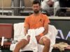 TENIS OVO NE PAMTI! Novak Đoković gleda i ne veruje šta se desilo pred Rolan Garosa TENIS OVO NE PAMTI Novak DJokovic gleda i ne veruje.jpg
