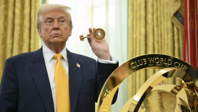 AMERI-SE-KRSTE-I-LEVOM-I-DESNOM-RUKOM-Donald-Tramp.jpg Ameri se krste i levom i desnom rukom donald tramp.jpg