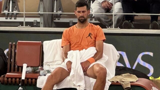 TENIS OVO NE PAMTI Novak DJokovic gleda i ne veruje.jpg