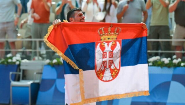 DOK POLA MILIONA LJUDI CEKA U REDU Oglasio se Novak.jpg