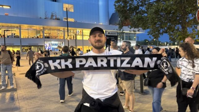 GROBARI-U-PARIZU-Dosli-smo-jer-volimo-Partizan-FOTO.jpg GROBARI U PARIZU Dosli smo jer volimo Partizan FOTO.jpg