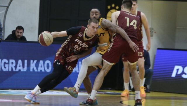 Sine sto to radis srbin digao tri prsta usred splita.jpg