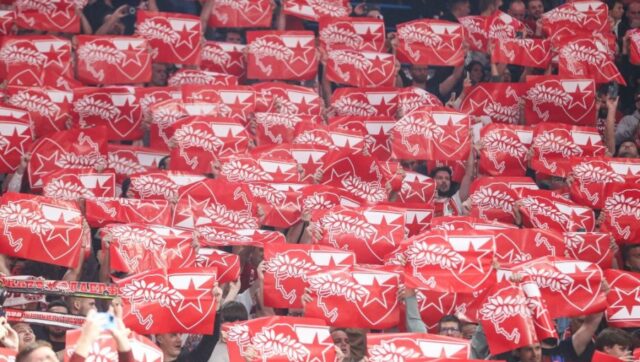 KAKAV TRANSFER Fudbaler Intera nova bomba crveno belih.jpg