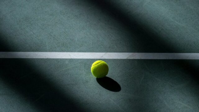 Beli sport zavijen u crno Teniser preminuo na treningu.jpg