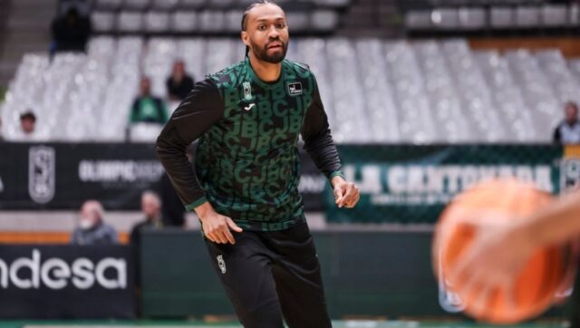 GROBARI GLEDAJU I NE VERUJU Sta ovo radi DZabari Parker.jpg