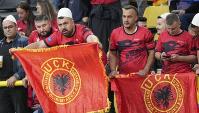 LUDILO-Ovi-navijaci-su-sokirani-kako-su-u-Albaniji-MLAKO.jpg Ludilo ovi navijaci su sokirani kako su u albaniji mlako.jpg