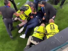 „LUDI“ AMERIKANCI! Hteo da utrči na teren, pa postao podsmeh na internetu (FOTO) LUDI AMERIKANCI Hteo da utrci na teren pa postao podsmeh.jpg