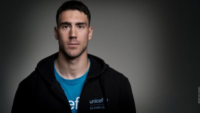 HEROJ-I-VAN-TERENA-Vlahovic-sa-UNICEF-om-pomogao-vise-od.jpg HEROJ I VAN TERENA Vlahovic sa UNICEF om pomogao vise od.jpg