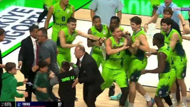 Kakvo ludilo Trojka sa celog terena za pobedu posle kosa.jpg