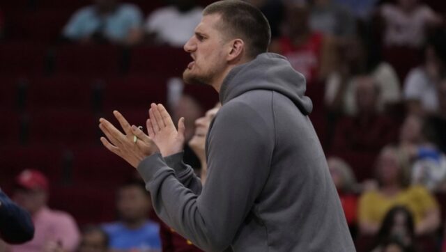 Nikola jokic gleda i ne veruje necete nikada pogoditi sta.jpg