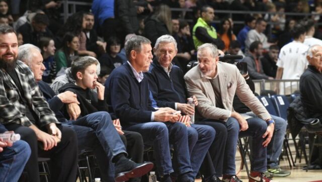 ODUSEVIO SVE Evo sta radi Svetislav Pesic dok Srbija igra.jpg