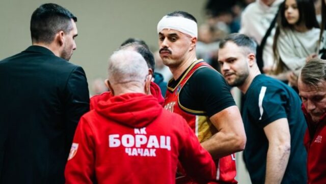 UZASAN PAD Kosarkas Borca udario glavom u zid na utakmici.jpg