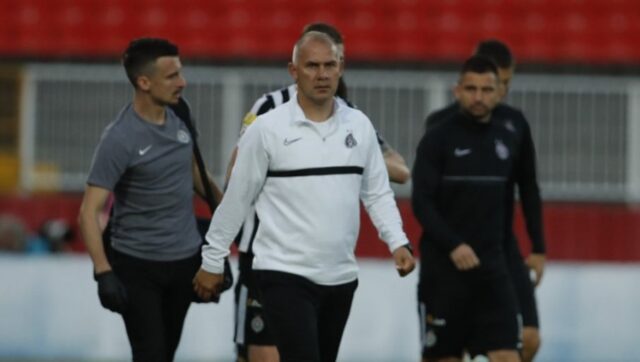Nekadasnji fudbaler i trener Partizana seo na klupu FAP a.jpg