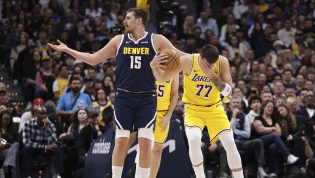 Nikola Jokic gleda i ne veruje NBA liga promenila pravilo.jpg