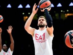 Pred dolazak Partizanu: Armani podigao prvi trofej u sezoni! Pred dolazak Partizanu Armani podigao prvi trofej u sezoni.jpg