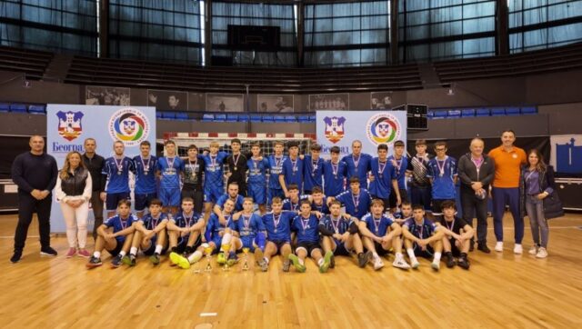 UVEK UZ NAJMLADJE Ratko i Andrea delili medalje skolarcima.jpg