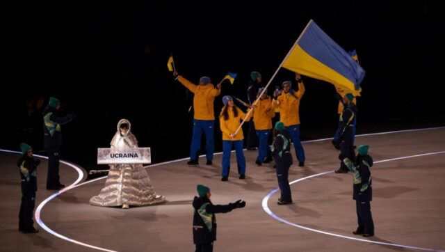 CEO SVET GLEDA I NE VERUJE Ruskinja nosila zastavu Ukrajine.jpg