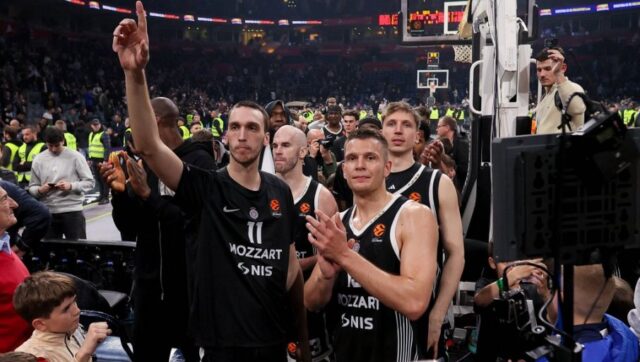 Nedojstace-mi-ovo-Oglasio-se-Arijan-Lakic-pred-mec-Partizan.jpg Nedojstace mi ovo Oglasio se Arijan Lakic pred mec Partizan.jpg
