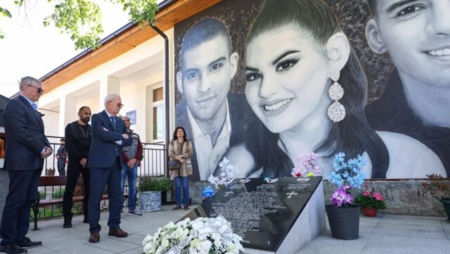 Zvezda odala pocast zrtvama masakra u Duboni i Malom Orasju.jpg