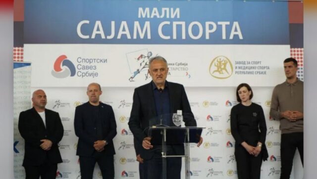 Mali sajam sporta u trsteniku ministar gajic i predsednik sss.jpg