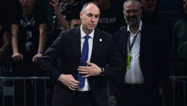 Mirko-Ocokoljic-nezadovljan-nakon-poraza-Partizana-od-Virtusa.jpg Mirko Ocokoljic nezadovljan nakon poraza Partizana od Virtusa.jpg