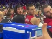 SAMO U AMERICI: Navijač usred NBA utakmice javlja košarkašima ko je trejdovan! (FOTO) Samo U Americi Navijac Usred Nba Utakmice Javlja Kosarkasima Ko.jpg