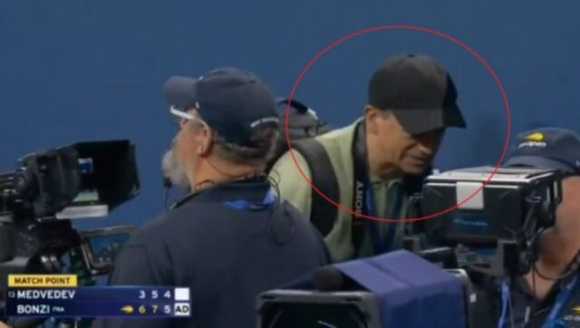 NEZAPAMCEN-SKANDAL-NA-JU-ES-OPENU-Fotograf-na-mec-lopti-uleteo.jpg Nezapamcen skandal na ju es openu fotograf na mec lopti uleteo.jpg