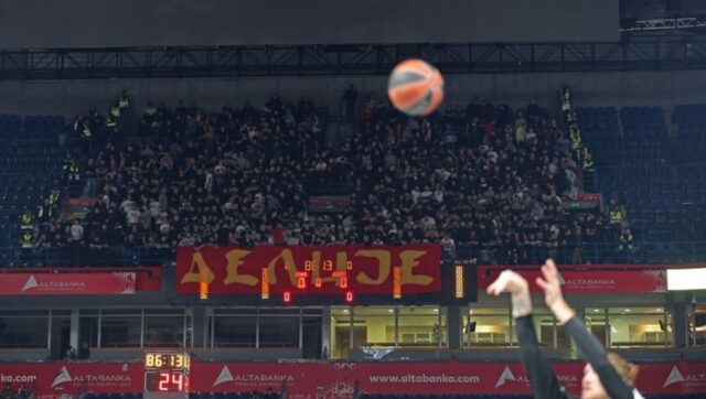 Delije-i-grobari-napravili-haos-Crvena-zvezda-i-Partizan-ovako.jpg Delije i grobari napravili haos Crvena zvezda i Partizan ovako.jpg