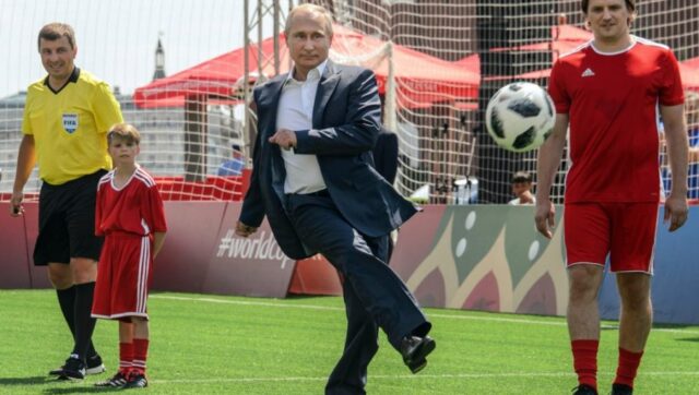 A NA MARAKANI Vladimir Putin bira predsednika FK Crvena zvezda.jpg