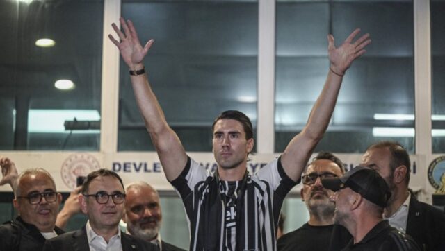 SPOMENIK SRAMOTE Dusan Vlahovic u centri skandala na debiju za.jpg