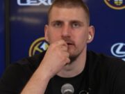 DEKI, NIKADA NEĆE BITI ZABORAVLJEN! Nikola Jokić u posebnoj majici na konferenciji za medije (FOTO) Deki Nikada Nece Biti Zaboravljen Nikola Jokic U Posebnoj Majici.jpg