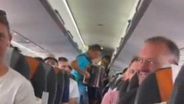 Harmonika u avionu za luku doncica odusevljenje zbog scene tokom.jpg