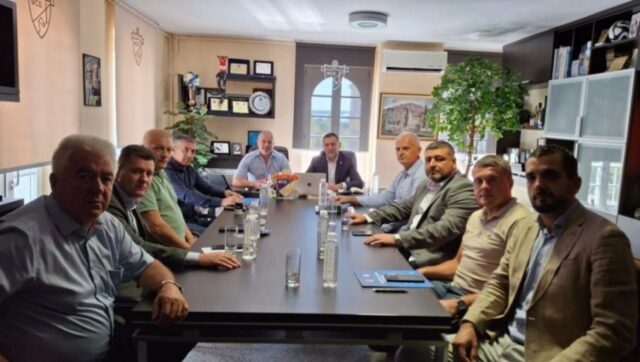 Potpisani-ugovori-o-izgradnji-novih-fudbalskih-terena-u-Beogradu.jpg Potpisani ugovori o izgradnji novih fudbalskih terena u beogradu.jpg