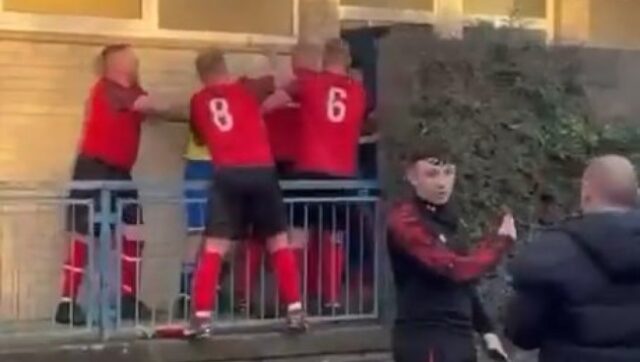 KAKAV-HAOS-Fudbaleri-upali-u-svlacionicu-suparnika-i-pretukli-ih.jpg KAKAV HAOS Fudbaleri upali u svlacionicu suparnika i pretukli ih.jpg