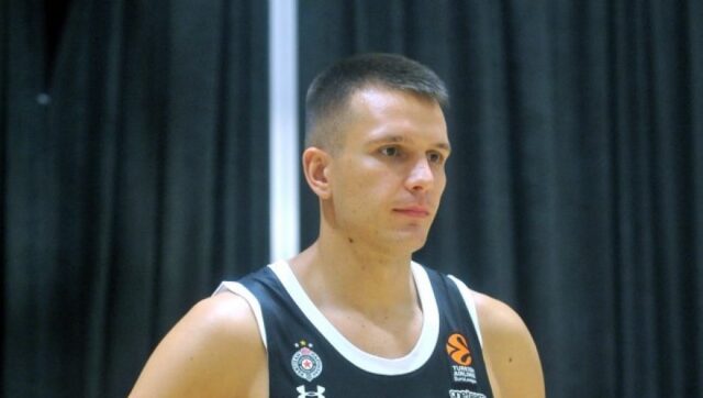 FILMSKI-JE-IGRATI-ZA-PARTIZAN-Arijan-Lakic-uoci-duela-crno-belih.jpg FILMSKI JE IGRATI ZA PARTIZAN Arijan Lakic uoci duela crno belih.jpg
