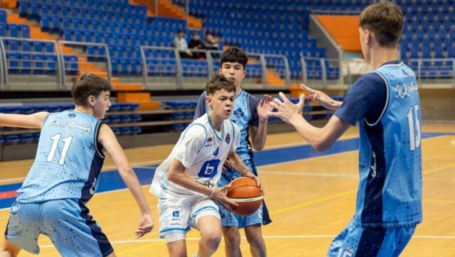 DECAK-KOJI-OBECAVA-Talentovani-kosarkas-Relja-Nikolic-13-iz-Vrsca.jpg DECAK KOJI OBECAVA Talentovani kosarkas Relja Nikolic 13 iz Vrsca.jpg