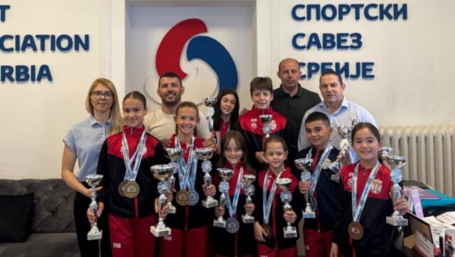 Ponosni na medalje mali fitnes majstori u poseti lajkrsskom savezu.jpg