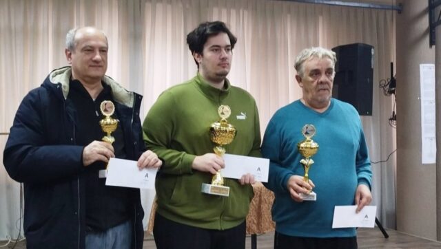 UZBUDLJIV-KRAJ-ZIMSKOG-SAHOVSKOG-FESTIVALA-Na-A-turniru-tri-igraca.jpg UZBUDLJIV KRAJ ZIMSKOG SAHOVSKOG FESTIVALA Na A turniru tri igraca.jpg
