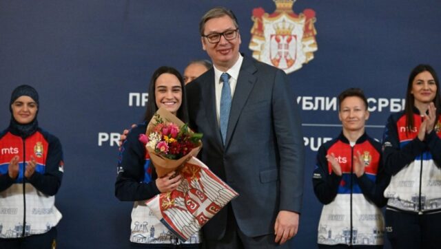 ZASTAVA-SRBIJE-I-CVECE-Predsednik-Vucic-ugostio-delegaciju-BSS-pred.jpg Zastava Srbije I Cvece Predsednik Vucic Ugostio Delegaciju Bss Pred.jpg