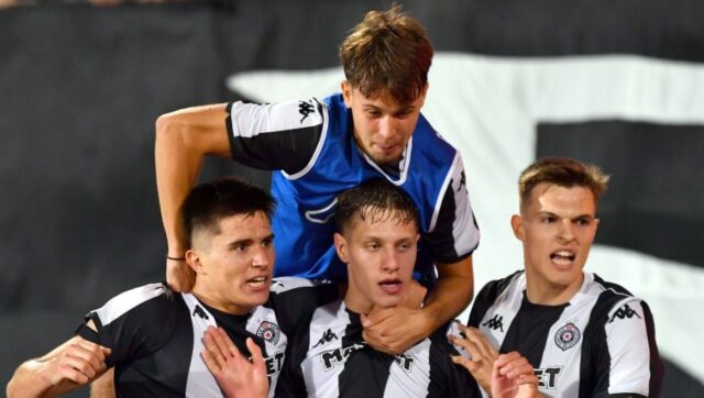 Prenos partizan oleksandrija crno beli se pred punim stadionom bore.jpg