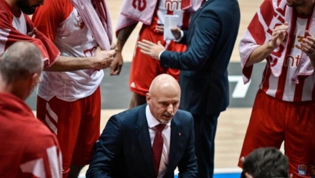 CRVENO-BELI-DEO-BEOGRADA-NA-NOGAMA-Sasa-Obradovic-debituje-na-klupi.jpg Crveno beli deo beograda na nogama sasa obradovic debituje na klupi.jpg