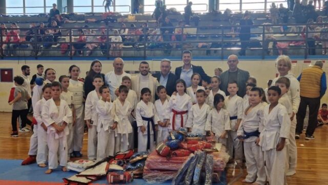 MALI-SAJAM-SPORTA-U-SECNJU-Stigla-vredna-oprema-sportskim-klubovima.jpg Mali sajam sporta u secnju stigla vredna oprema sportskim klubovima.jpg