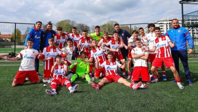 ZVEZDA OFARBALA TELEOPTIK U CRVENO BELO I kadeti s Marakane pobedili.jpg