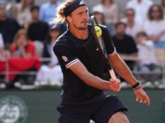 SAN POSTAO STVARNOST: Zverev ushićeno podigao i poljubio Kup musketara! SAN POSTAO STVARNOST Zverev ushiceno podigao i poljubio Kup musketara.jpg